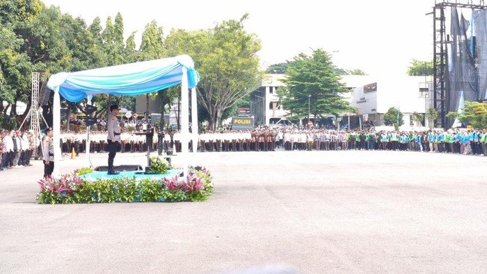 **Polda Metro Gelar Apel Siaga Kamtibmas Bareng Ojol-Buruh, Sambut Ramadan dengan Soliditas**