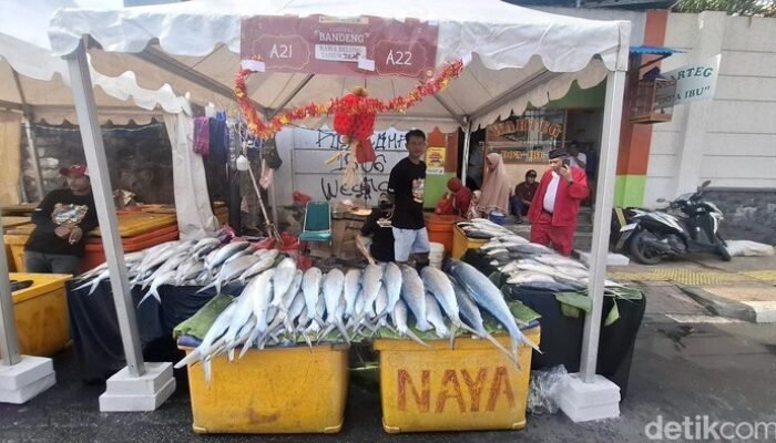 **Banjir Cuan Penjualan Bandeng Jelang Imlek: Omzet Miliaran di Festival Rawa Belong**