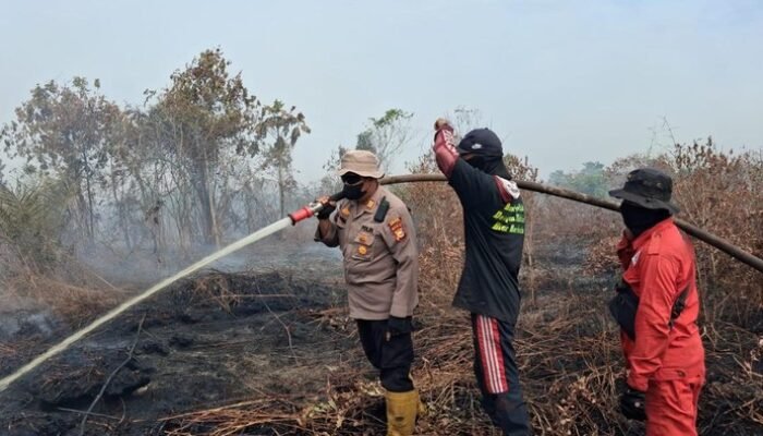 [Polisi-TNI Berjuang Tebas Api di 10 Hektare Bengkalis]