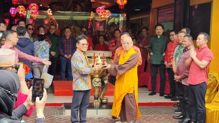 Cak Imin Sambangi Vihara di Jakbar, Berikan Sembako dalam Peringatan Imlek