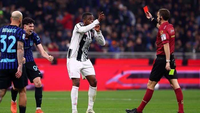 **Kontroversi Kartu Merah Kalulu dalam Derby Inter vs Juventus, Kepala Wasit Serie A Minta Maaf**