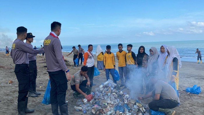 Mahasiswa STIK Angkatan 83 dan TNI Bersih-bersih Pantai di Aceh Utara: Sinergi Pemuda dan Militer untuk Masa Depan yang Lebih Baik
