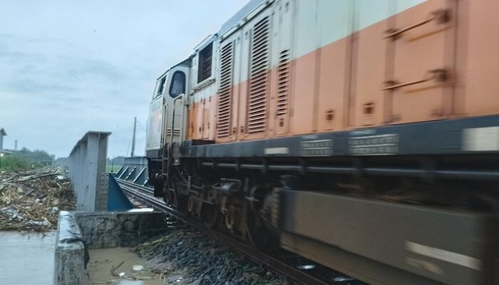 Banjir Menerjang Jembatan Rel di Grobogan, KA Dialihkan Sementara