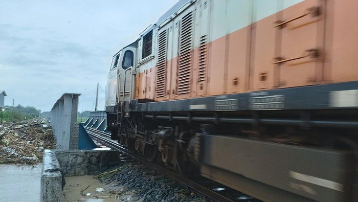 Banjir Menerjang Jembatan Rel di Grobogan, KA Dialihkan Sementara