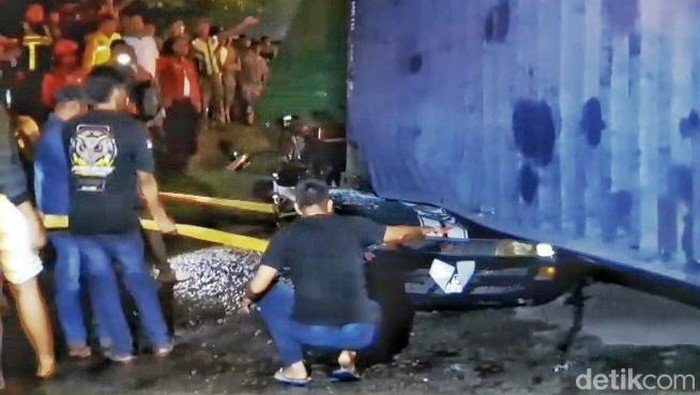 Tragedi Menghantam Keluarga Muda: Balita di Pangkuan Ibu Jadi Korban Truk Timpa di Karawang