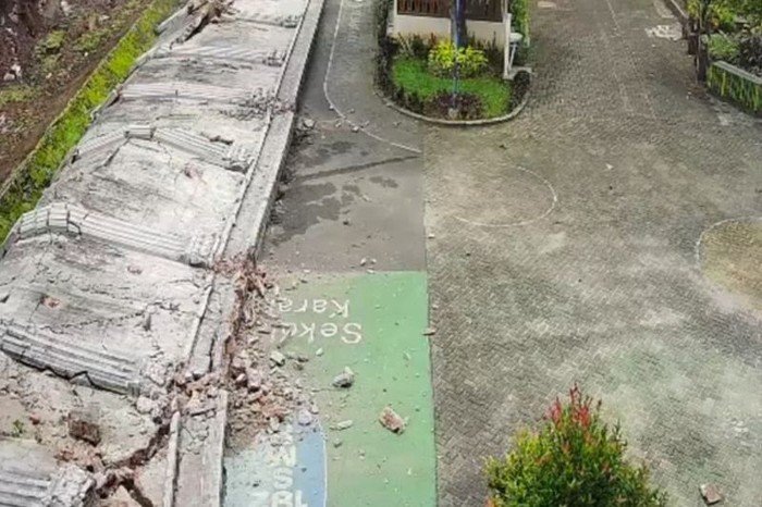 Warga SMPN 182 Jaksel Dituntut Ganti Rugi Setelah Tembok Pagar Roboh, Ini Reaksinya!