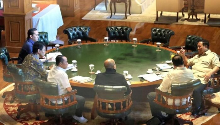 1. “Rapat Strategis Prabowo di Hambalang: Perundingan Tarif RI-AS Jadi Fokus”