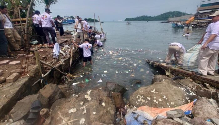 “Akses Wisata Pulau Merak Besar Dipenuhi Sampah, Kader Gerindra Turun Tangan: Krisis Sampah yang Mengancam Daya Tarik Wisata”