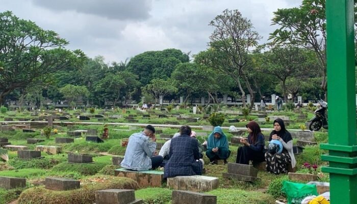 Peziarah Sebut Ziarah Sebelum Ramadan Jadi Pengingat, TPU Menteng Pulo Dipadati Jelang Bulan Suci