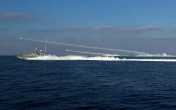 AS Gegerkan Kapal Induk, Garda Iran Latih Militer di Hormuz Sebelum Perundingan