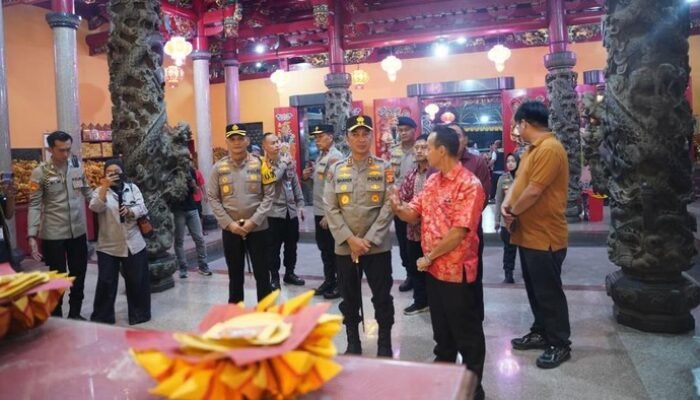 Kapolda Sumsel Pastikan Aman, Tinjau Klenteng Palembang di Malam Imlek