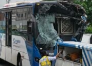 **2 Bus TransJ Tabrakan di Koridor 13, Penumpang Dievakuasi, Transjakarta Minta Maaf**