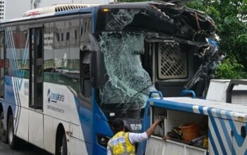 **2 Bus TransJ Tabrakan di Koridor 13, Penumpang Dievakuasi, Transjakarta Minta Maaf**
