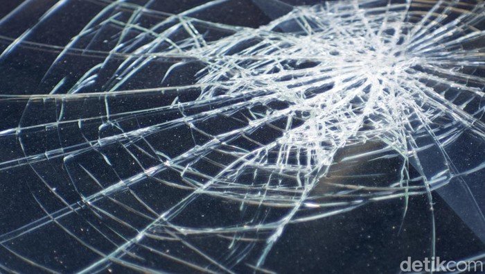 Tragedi Tol Jagorawi: Mobil Boks Pecah Ban, Hancur dalam Sekejap!