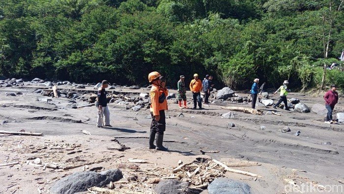 3 Orang Jadi Korban Tewas Akibat Banjir Lahar Hujan di Sungai Senowo Magelang