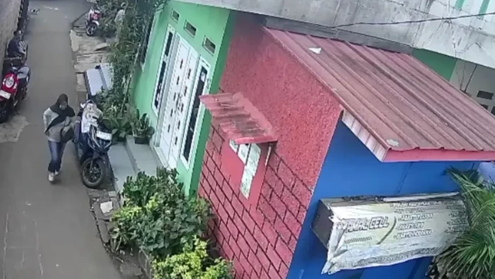 **Wanita yang Pura-Pura Melayat, Curi Uang Takziah di Kramat Jati, Dicari Polisi!**