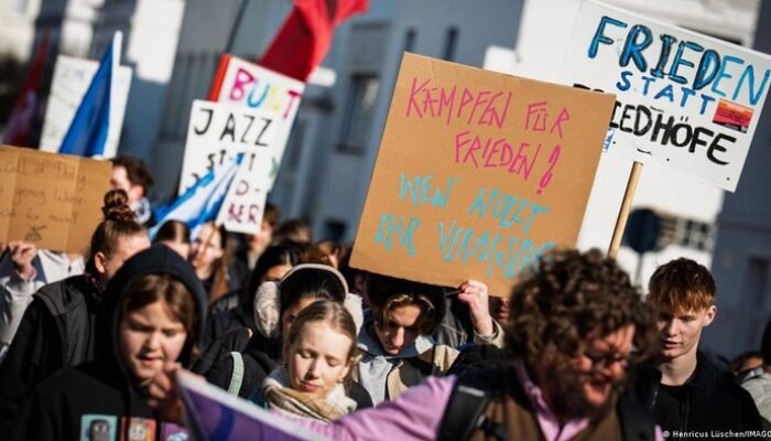 “Mogok Massal, Pelajar Jerman Tolak Wajib Militer”