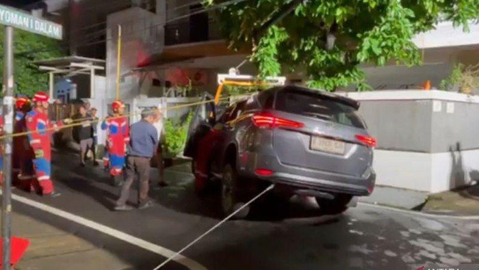 Anak Pak Eben Belajar Nyetir Malam-Malam, Malah Nyungsep ke Saluran Air