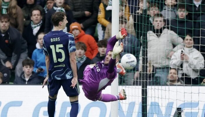 1. **Groningen Vs Ajax: Maarten Paes Cs Menyerah 1-3**