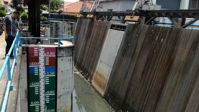 Hujan Deras Jakarta, Pintu Air Pasar Ikan Siaga 2: Banjir Siap Menyerang!
