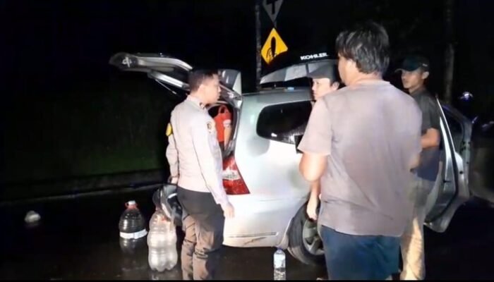 **Tengah Malam Mobilnya Mogok, Lansia di Bogor Diantar Pulang Polisi**