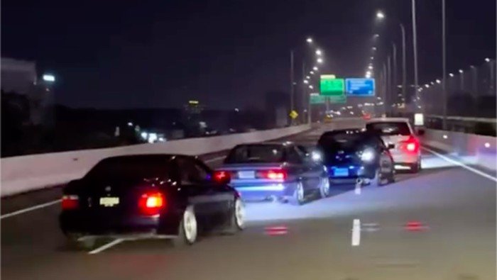 Konvoi Mobil Zig-zag di Tol Becakayu, Polisi Tegur Ribuan Pengendara!