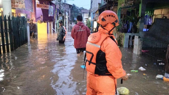 Diguyur Hujan Semalaman, 48 RT-16 Jalan di Jakarta Terendam Banjir Pagi Ini - Update 3