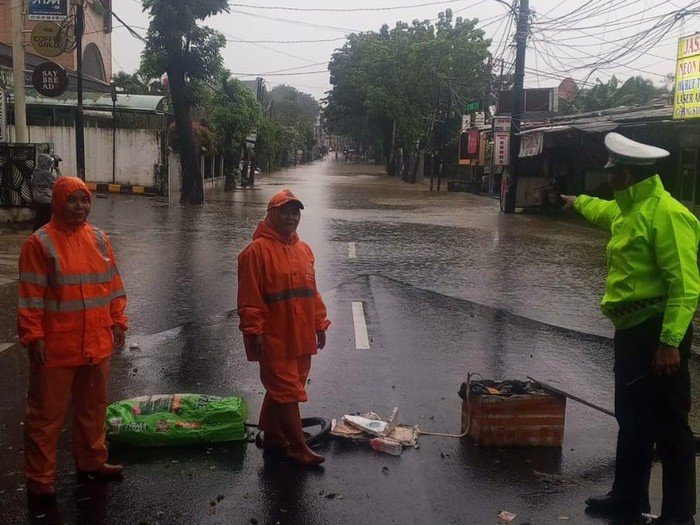 Jalan Meruya Jakbar Terendam Banjir, Kendaraan Tak Bisa Melintas - Update 1