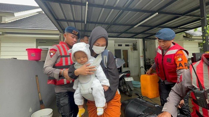 Banjir 1 Meter di Ciledug, Brimob Evakuasi Anak-anak hingga Bayi - Update 3