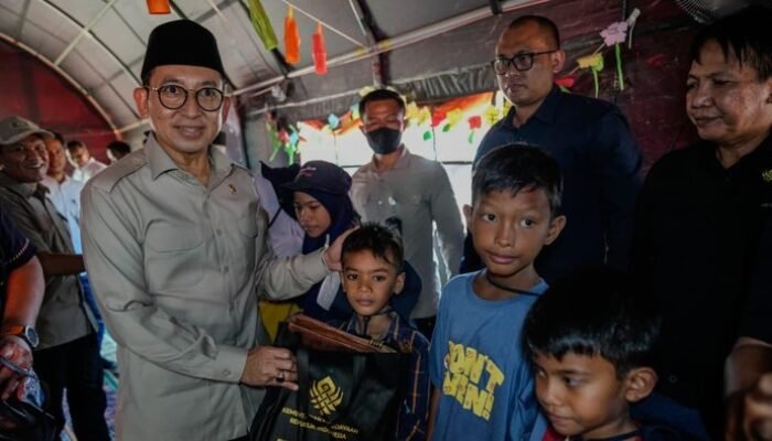 Menbud RI Salurkan Bantuan di Situs Budaya Banuaraja, Fadli Zon: “Kita Pasti Pulih”