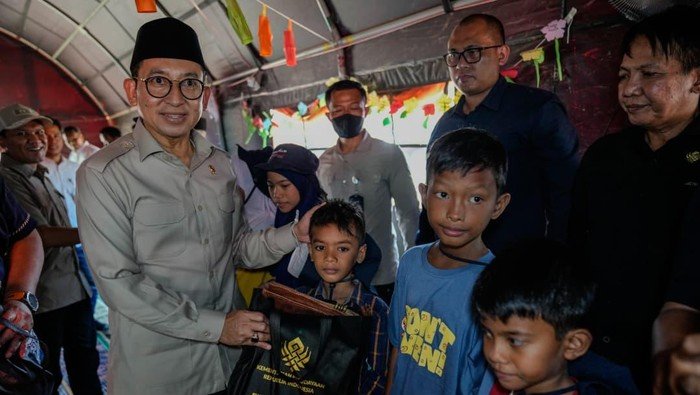 Menbud RI Salurkan Bantuan di Situs Budaya Banuaraja, Fadli Zon: 