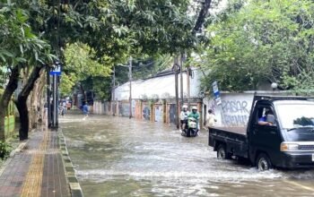 **Pengendara Tuntun Motor Terobos Banjir di Kemang-Mampang Jaksel: Ancaman Fatal di Tengah Genangan**