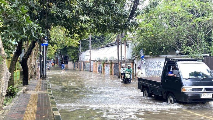 **Pengendara Tuntun Motor Terobos Banjir di Kemang-Mampang Jaksel: Ancaman Fatal di Tengah Genangan**