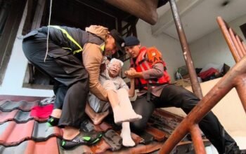 Banjir Menerjang Mampang Jaksel, Brimob Polda Selamatkan Lansia Hingga Anak-Anak