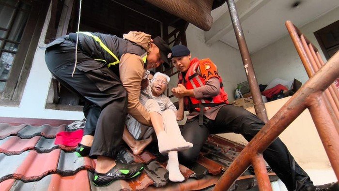 Banjir Menerjang Mampang Jaksel, Brimob Polda Selamatkan Lansia Hingga Anak-Anak