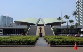 **DPR Kembali Buka Masa Sidang dengan 293 Legislator Hadiri Rapat Paripurna**