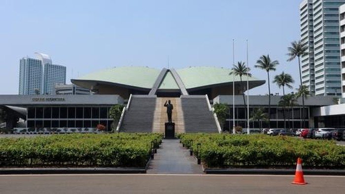 **DPR Kembali Buka Masa Sidang dengan 293 Legislator Hadiri Rapat Paripurna**