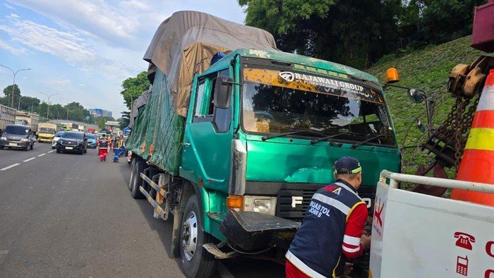 Tragedi Jalanan: 7 Kendaraan Beruntun Kecelakaan di Tol JORR, 2 Orang Menderita!