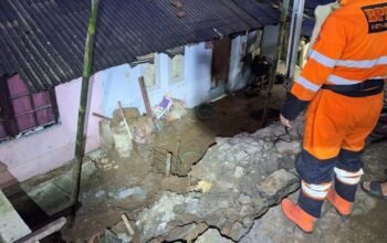Hujan Deras di Bogor: Banjir dan Longsor Meneror, Dua Rumah Warga Ambruk