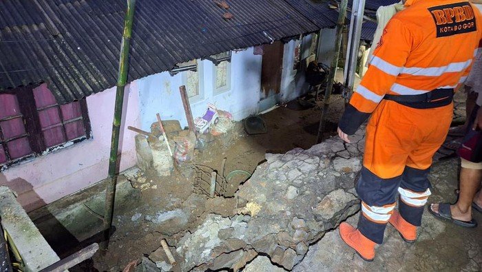 Hujan Deras di Bogor: Banjir dan Longsor Meneror, Dua Rumah Warga Ambruk