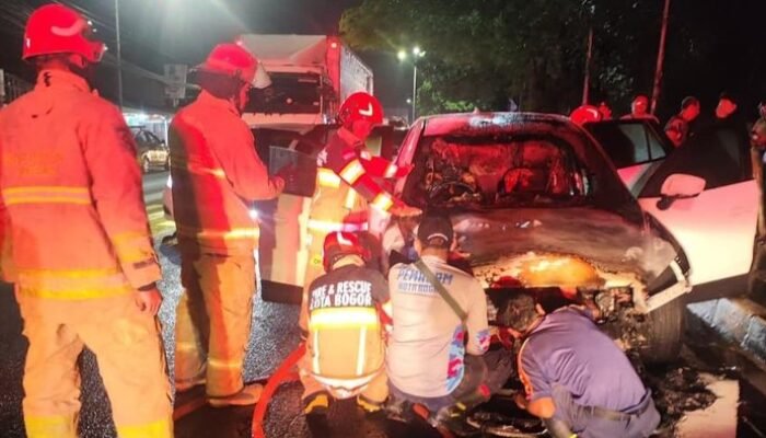 Mobil di Bogor Terbakar gegara Mesin Overheat, Api Sudah Padam