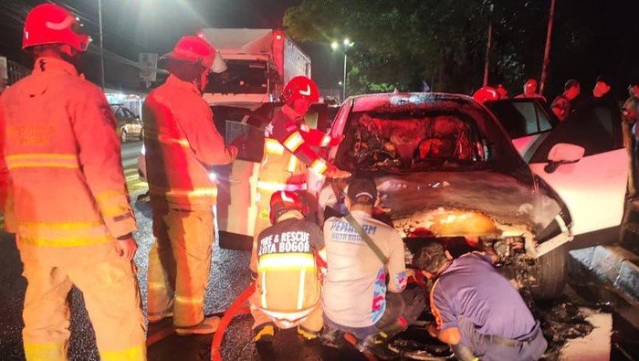 Mobil di Bogor Terbakar gegara Mesin Overheat, Api Sudah Padam