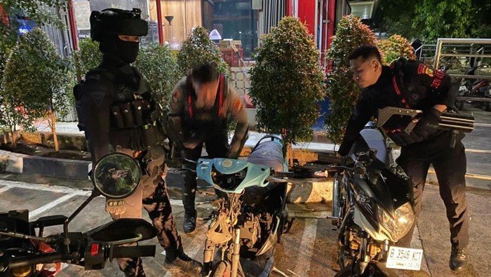 **Brimob Polda Metro Tangkap 3 Pemuda Balap Liar di Jaktim, Trespass di Malam Hari**