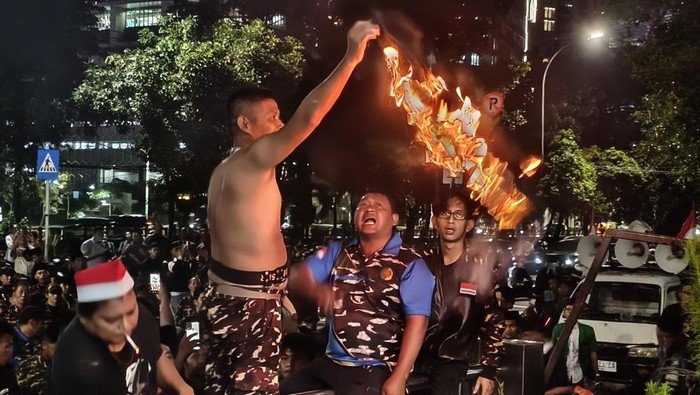 **Reaksi Massa Banser Usai Yaqut Ditahan: Bakar Baju hingga Teriak 'KPK Zalim'**