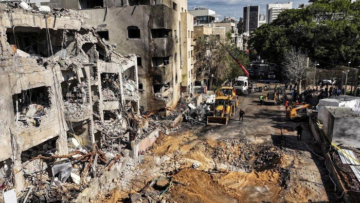 Iran Launches Missiles Towards Israel, Sirens Wail in Tel Aviv Amid Escalating Tensions