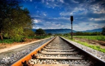 KRL di Bogor Tumbangkan Mobil, Satu Warga Terluka