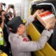 Wakapolri Tinjau Rest Area KM 57 Tol Japek, Bagikan Bingkisan ke Pemudik dalam Rasa Syukur