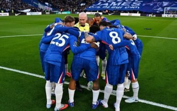 **Gary Neville Kritik Ritual Lingkaran Pemain Chelsea Sebelum Kick Off**