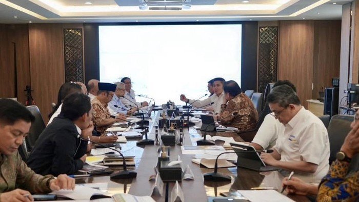 **Menteri Besar Turut Hadiri Rapat Efisiensi Anggaran, Airlangga-Purbaya Jadi Sorotan!**