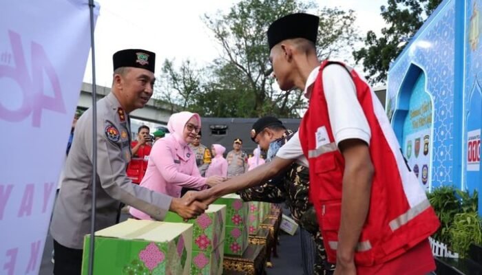Kapolda Sumsel Bersama TNI-Polri Gelar Operasi Ketupat 2026, Bagikan Tali Asih dan Takjil di Berbagai Titik